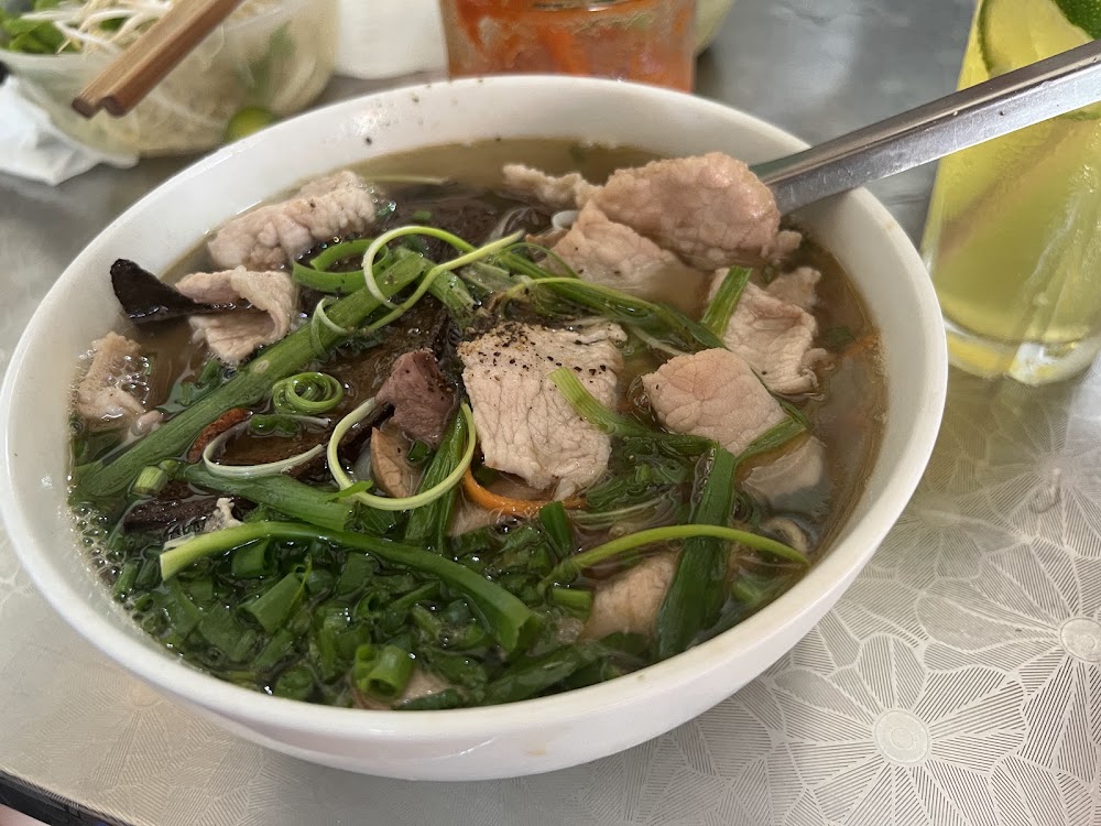 Phở gia truyền Trần Sinh (Gan cháy Đáp Cầu)