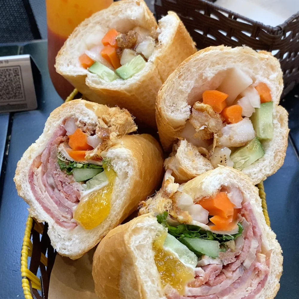 Bánh Mì Thịt Nguội Hiệu Cô Ba