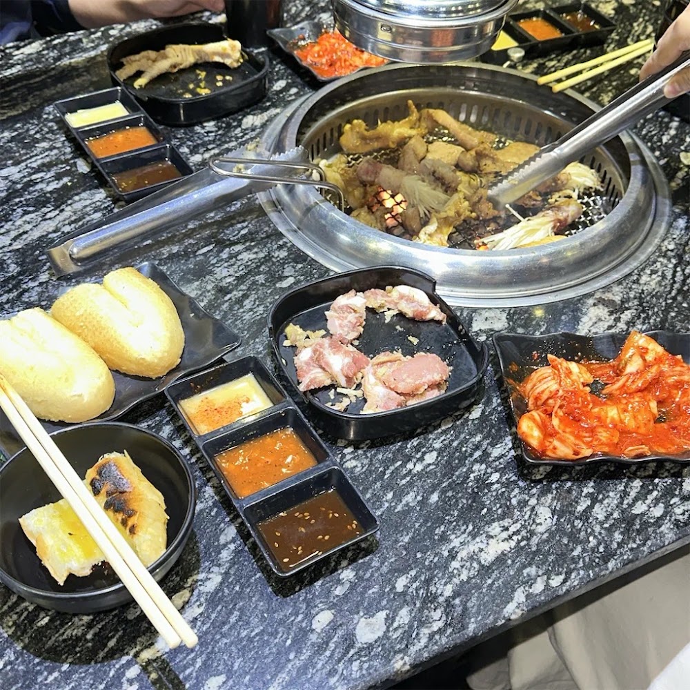 Lẩu Nướng Phương Anh湖邊烤肉