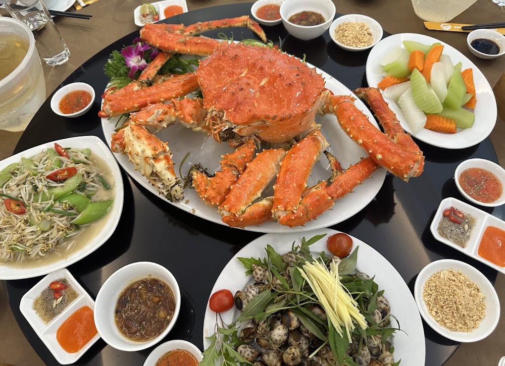 Nhà hàng Dolphin (Dolphin Restaurant)