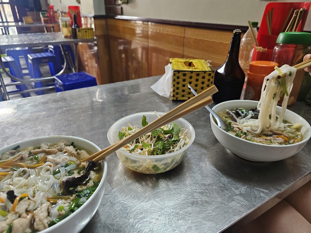 Phở gia truyền Trần Sinh (Gan cháy Đáp Cầu)