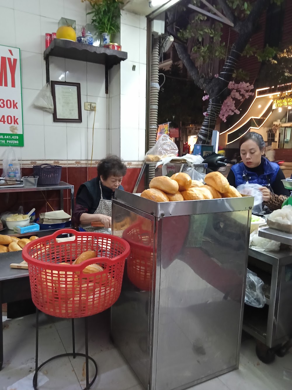 Bánh Mì Phố Huế