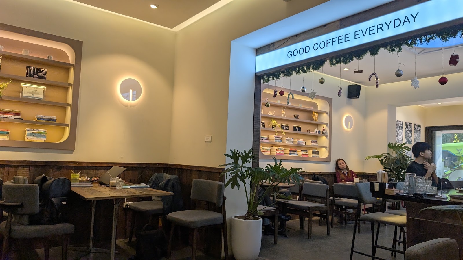 80plus Coffee Roastery Nguyễn Thái Học – Không gian quán