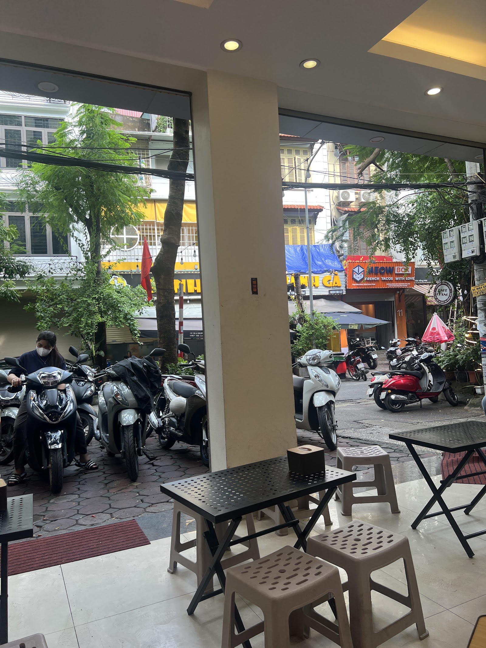 Bánh gà Thần Thánh – Không gian quán