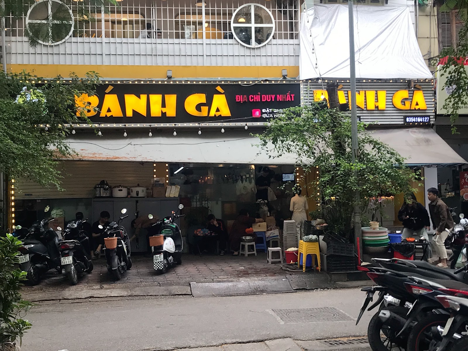 Bánh gà Thần Thánh – Không gian quán