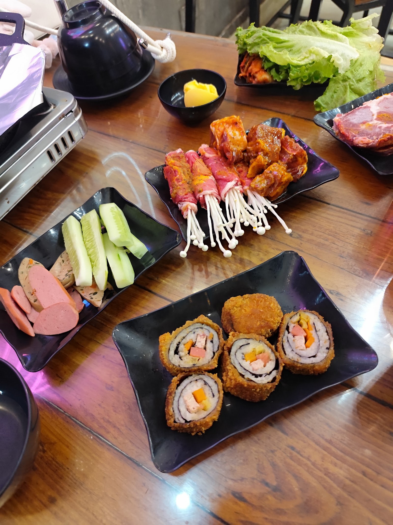 Bee Buk – Buffet Lẩu Nướng Chảo Gang