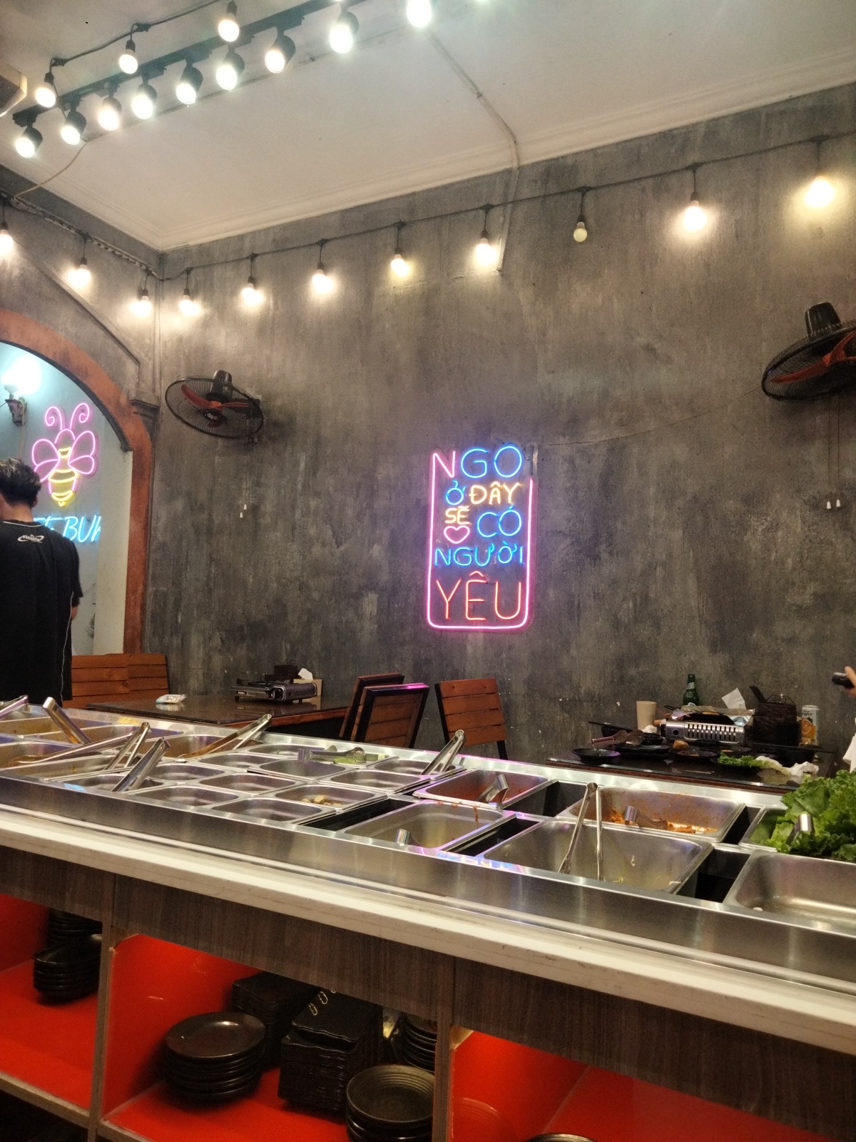Bee Buk – Buffet Lẩu Nướng Chảo Gang – Không gian quán