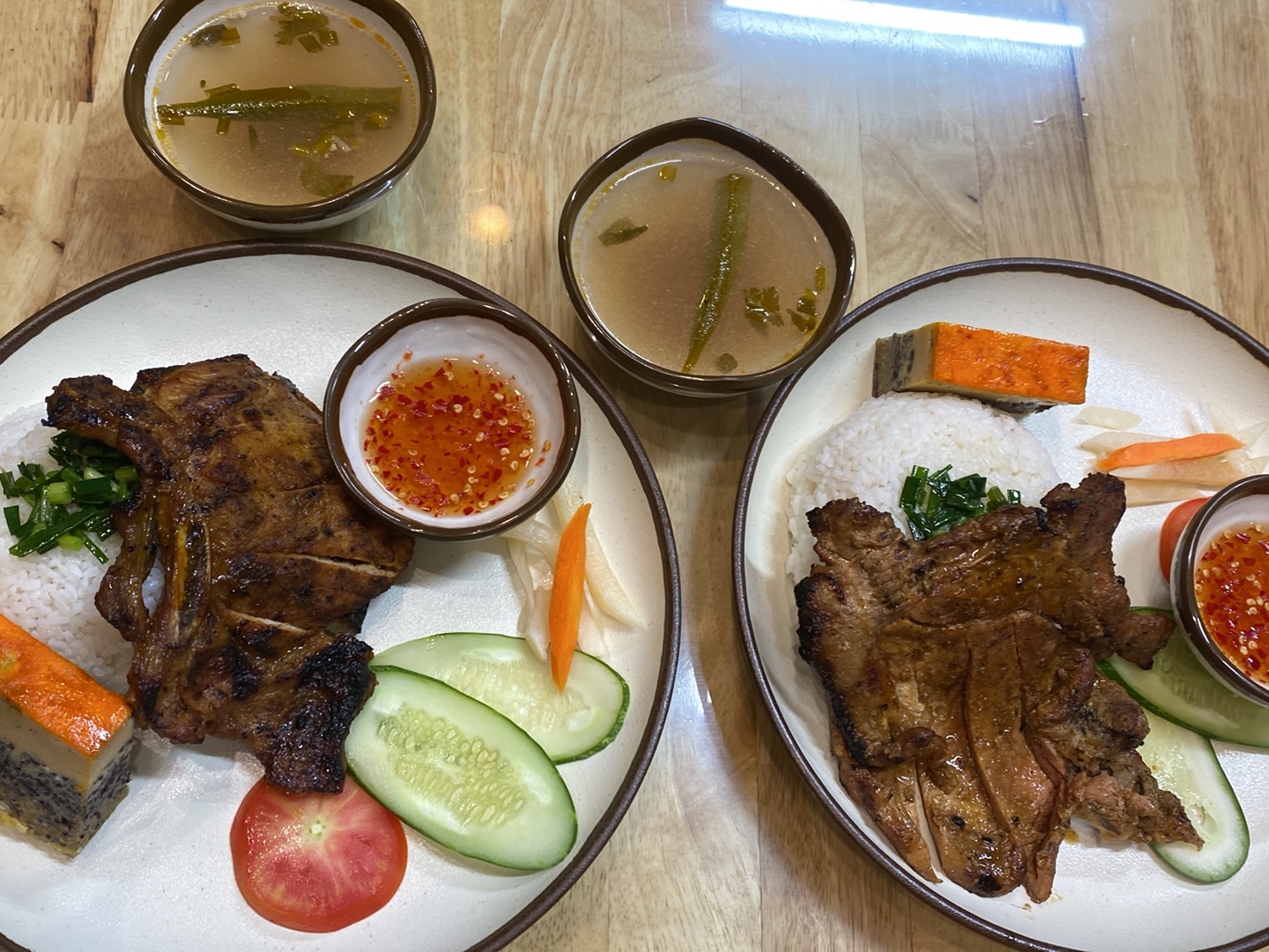 Bee Buk – Buffet Lẩu Nướng Chảo Gang