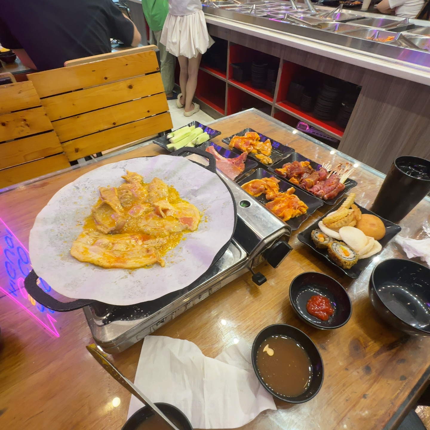 Bee Buk – Buffet Lẩu Nướng Chảo Gang