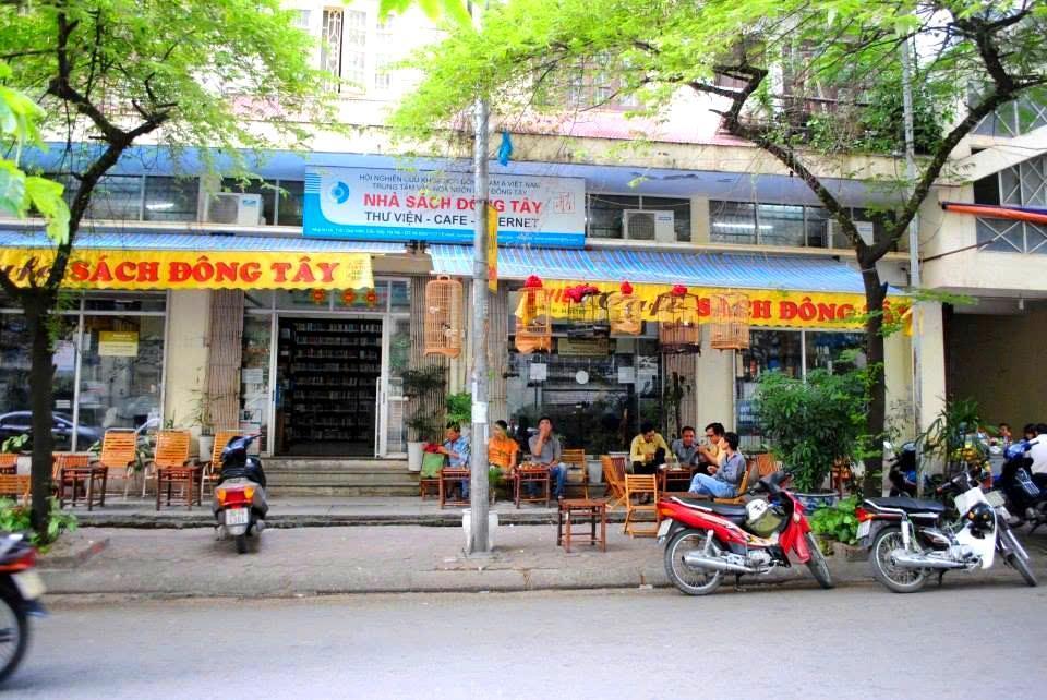 Café Thư Viện Sách Đông Tây – Không gian quán