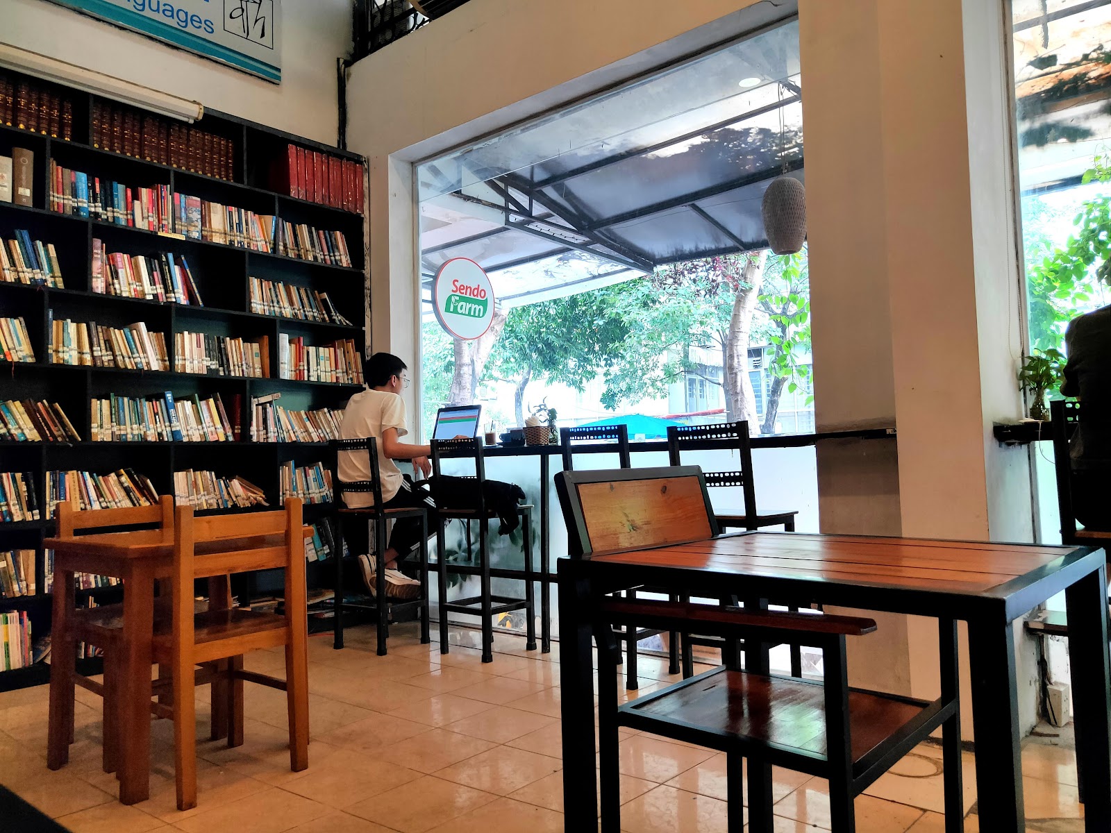 Café Thư Viện Sách Đông Tây – Không gian quán