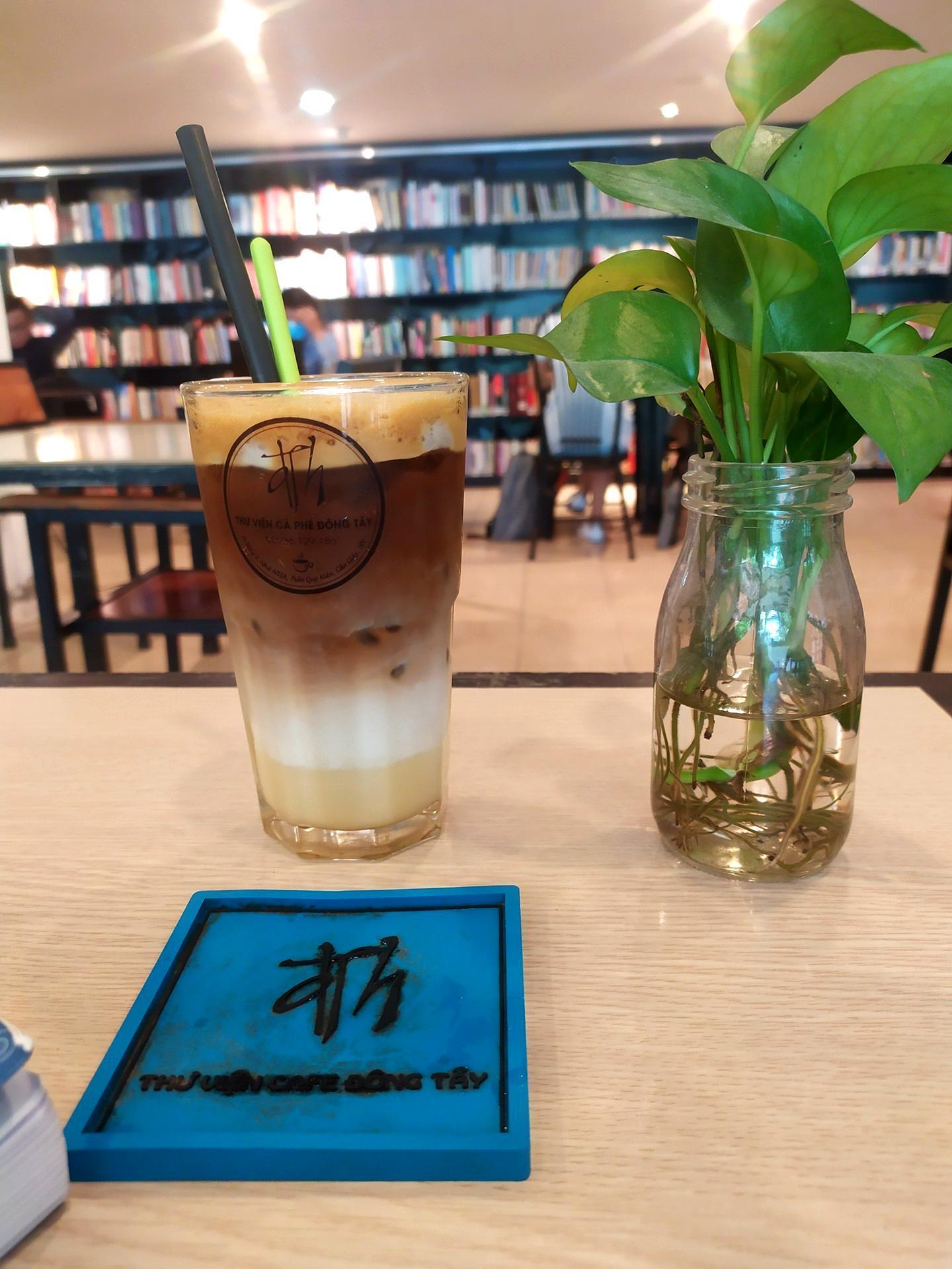 Café Thư Viện Sách Đông Tây