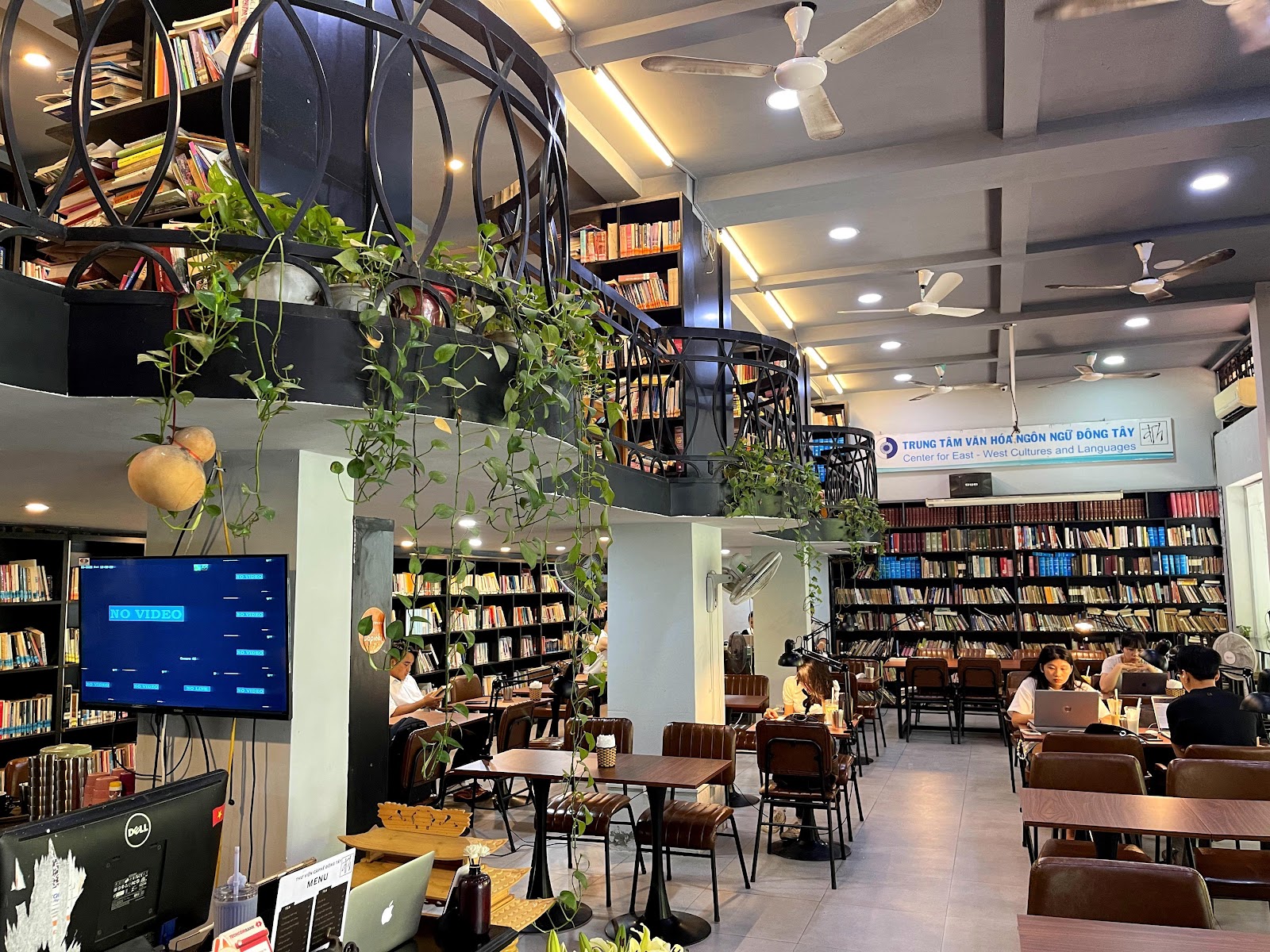 Café Thư Viện Sách Đông Tây – Không gian quán