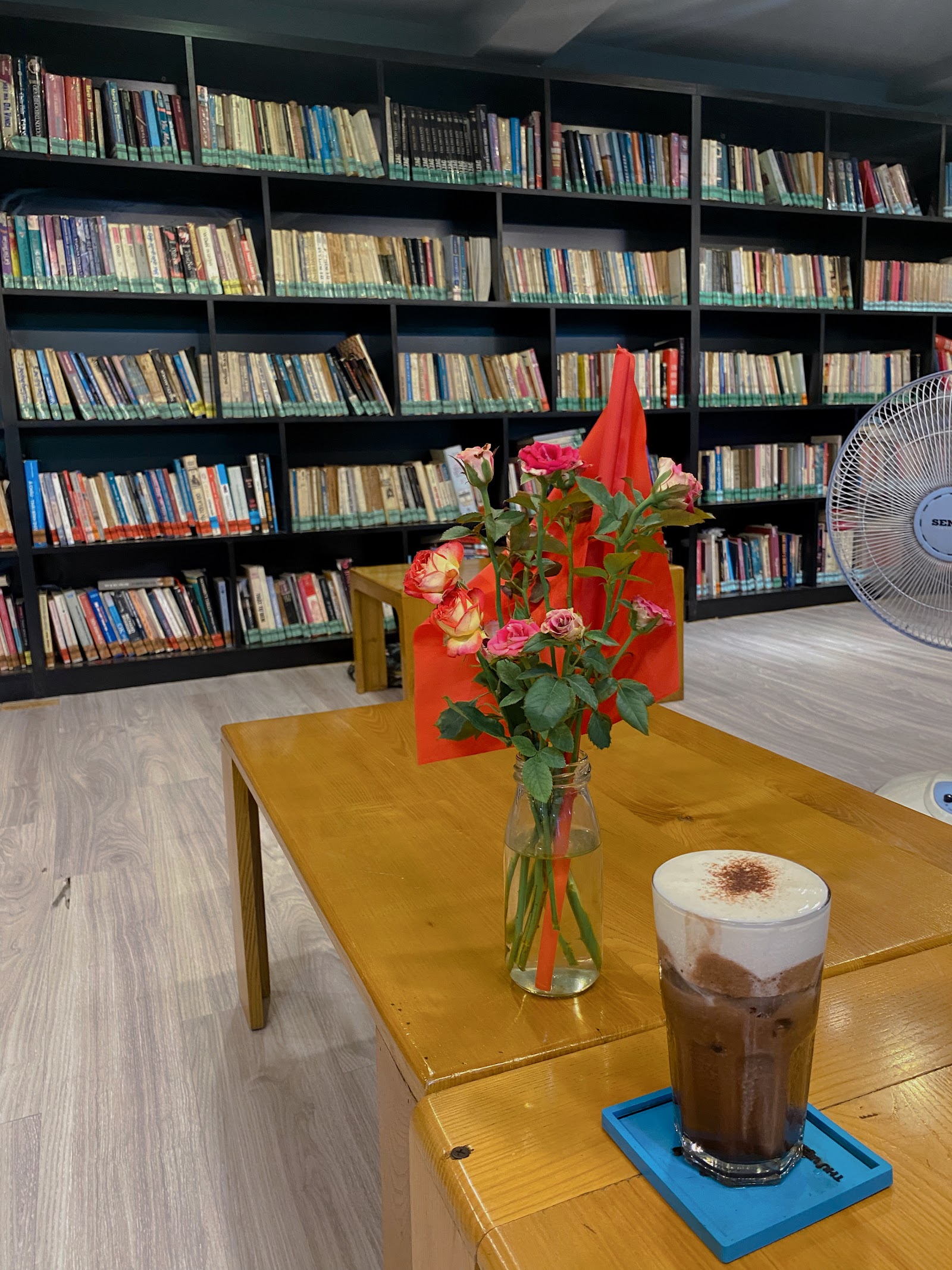 Café Thư Viện Sách Đông Tây