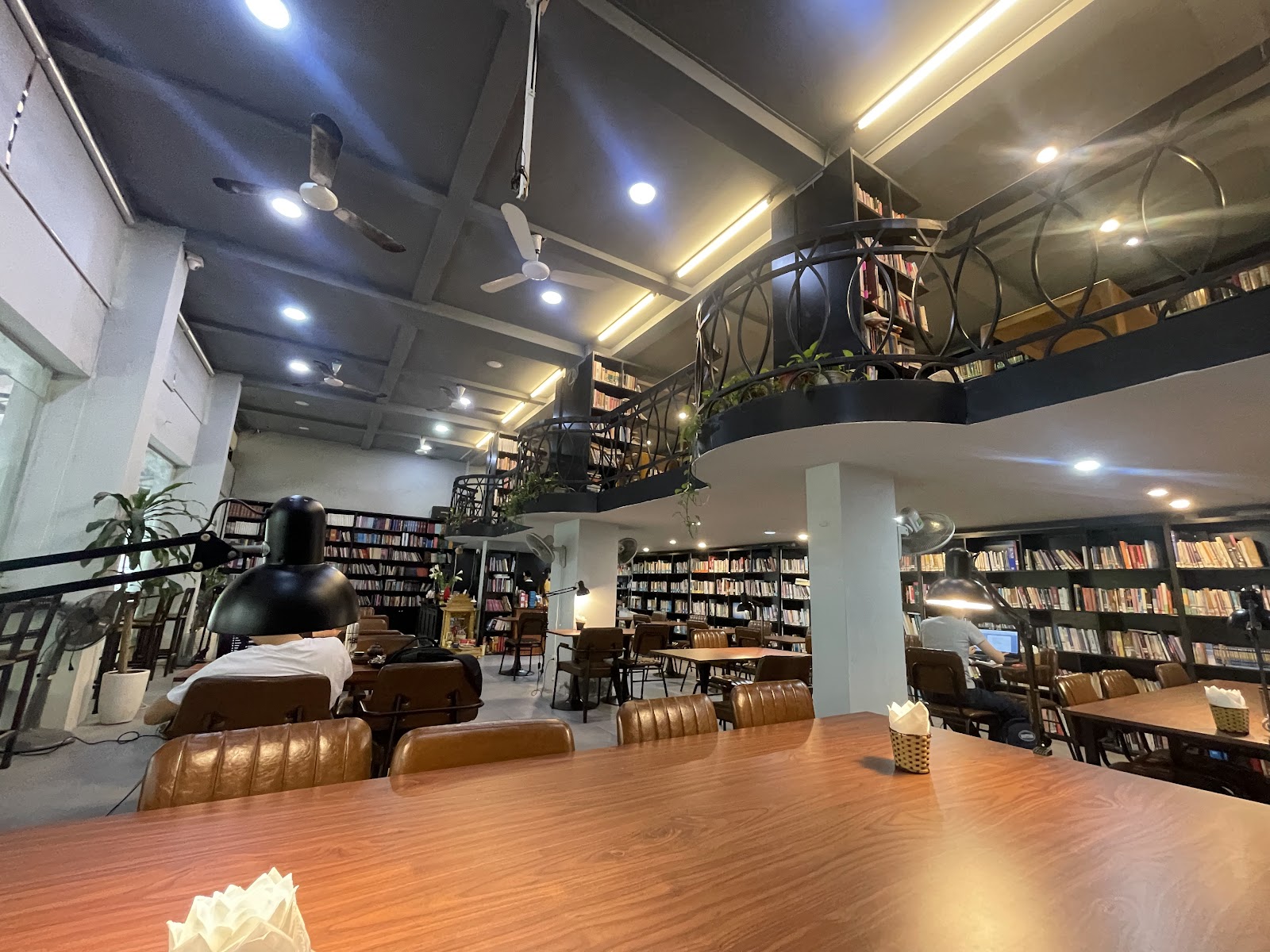 Café Thư Viện Sách Đông Tây