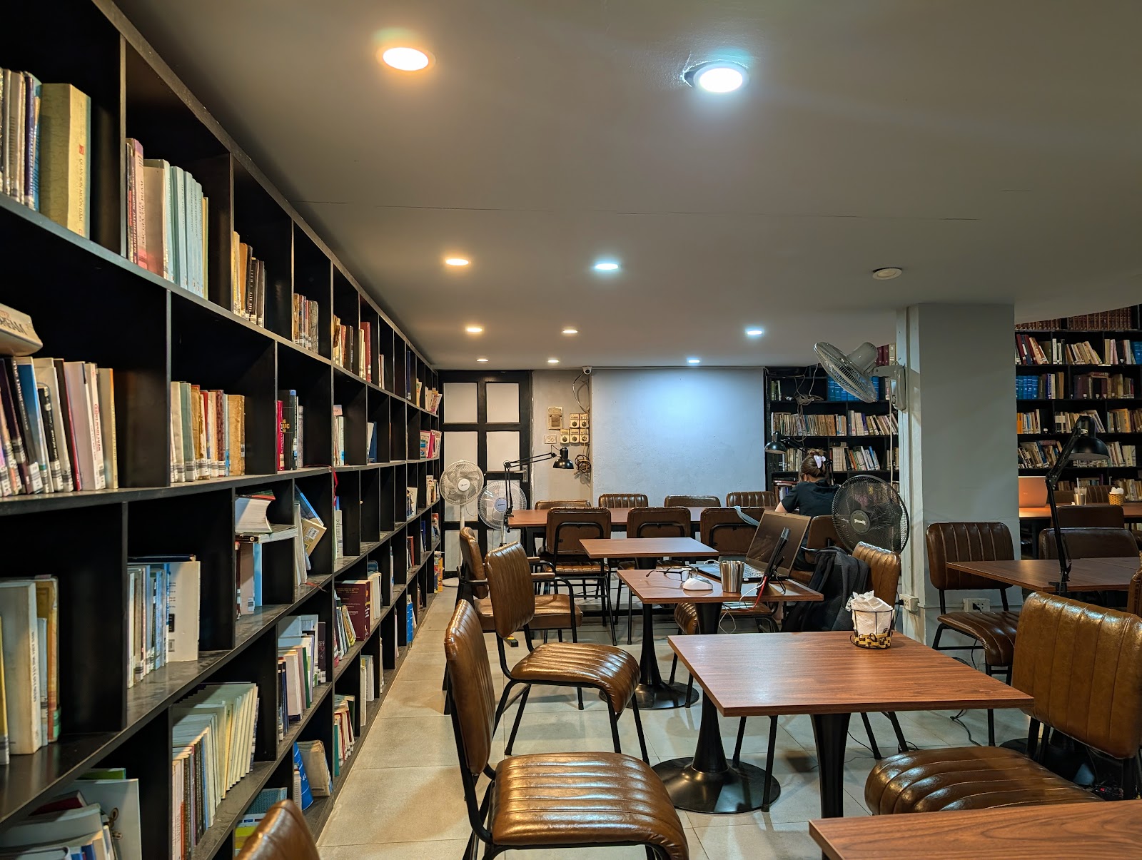 Café Thư Viện Sách Đông Tây – Không gian quán