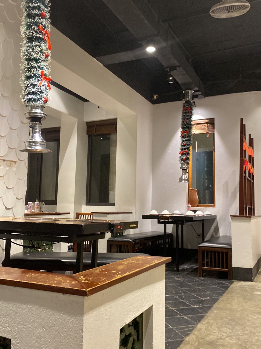 Nhà hàng Chả cá Phùng Gia - KĐT Đặng Xá (Hanoi La Vong Fish Restaurant) – Không gian quán
