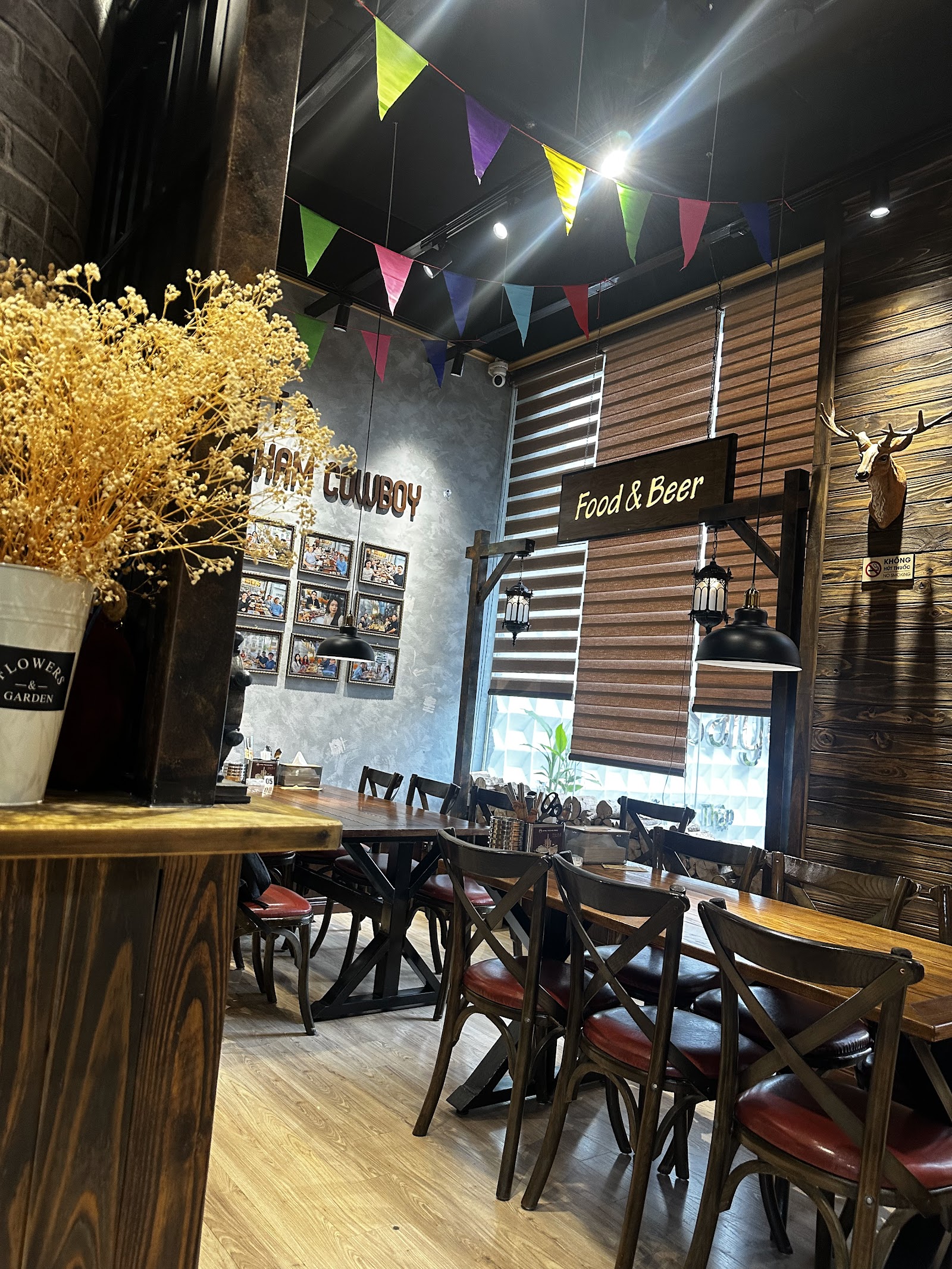 CTQ Texas BBQ – Cơ sở Yên Hòa – Không gian quán