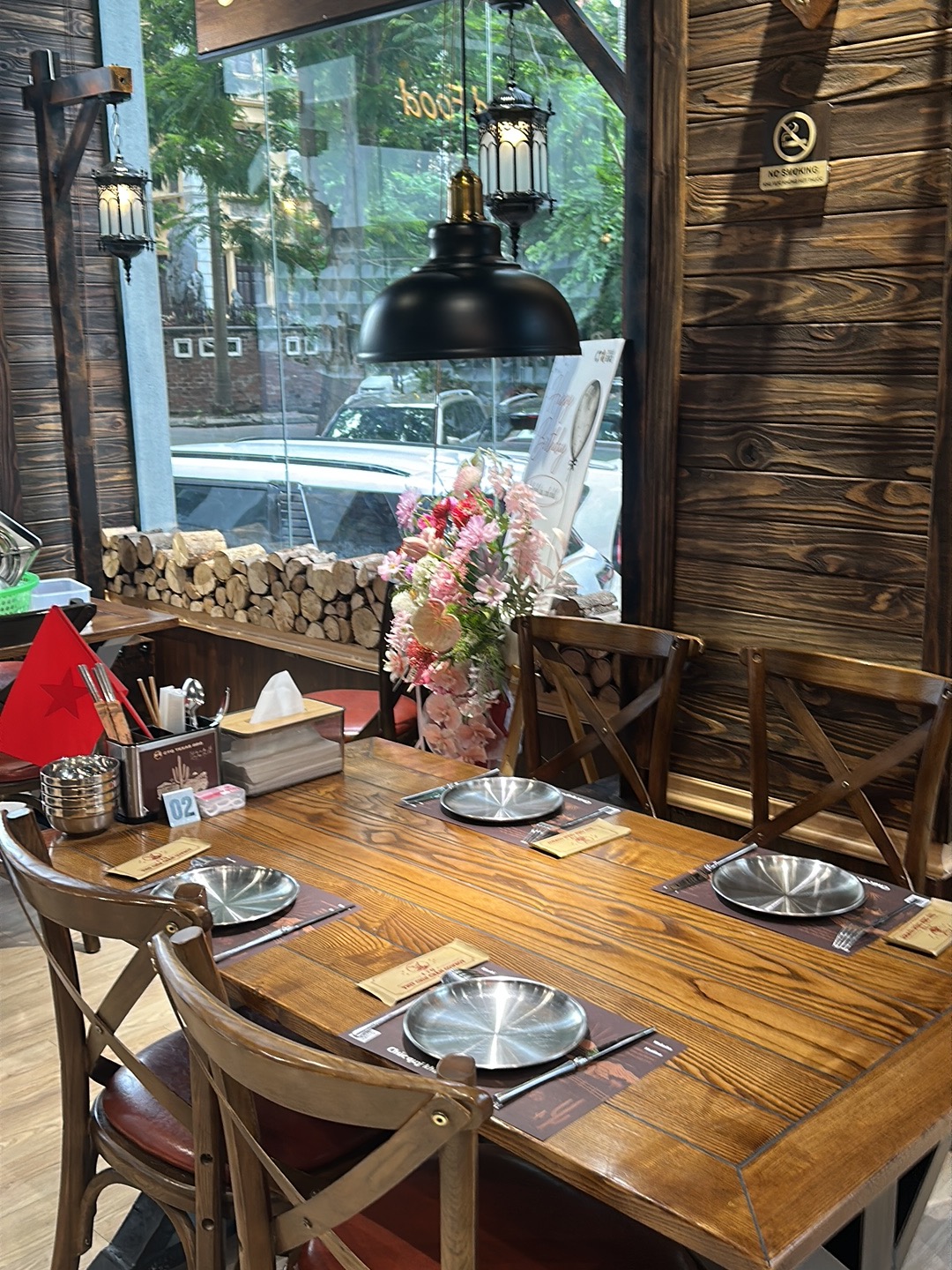 CTQ Texas BBQ – Cơ sở Yên Hòa – Không gian quán