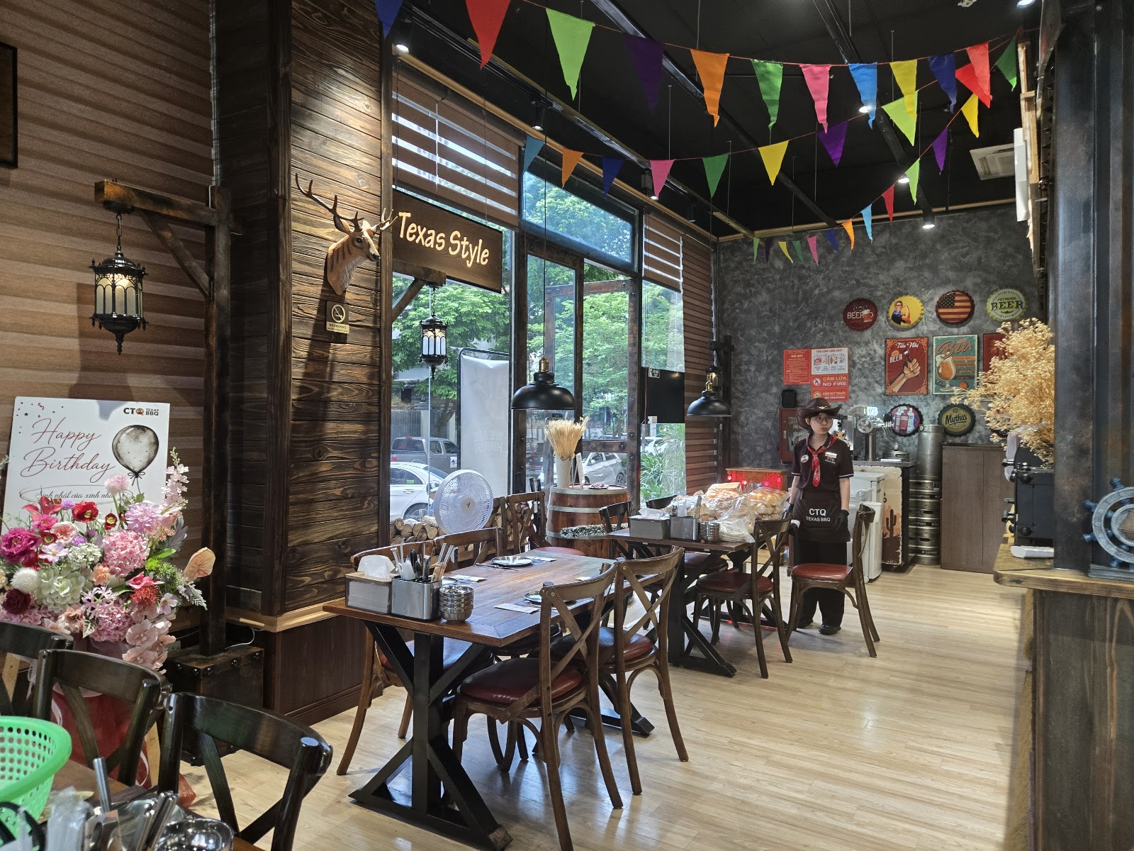 CTQ Texas BBQ – Cơ sở Yên Hòa – Không gian quán