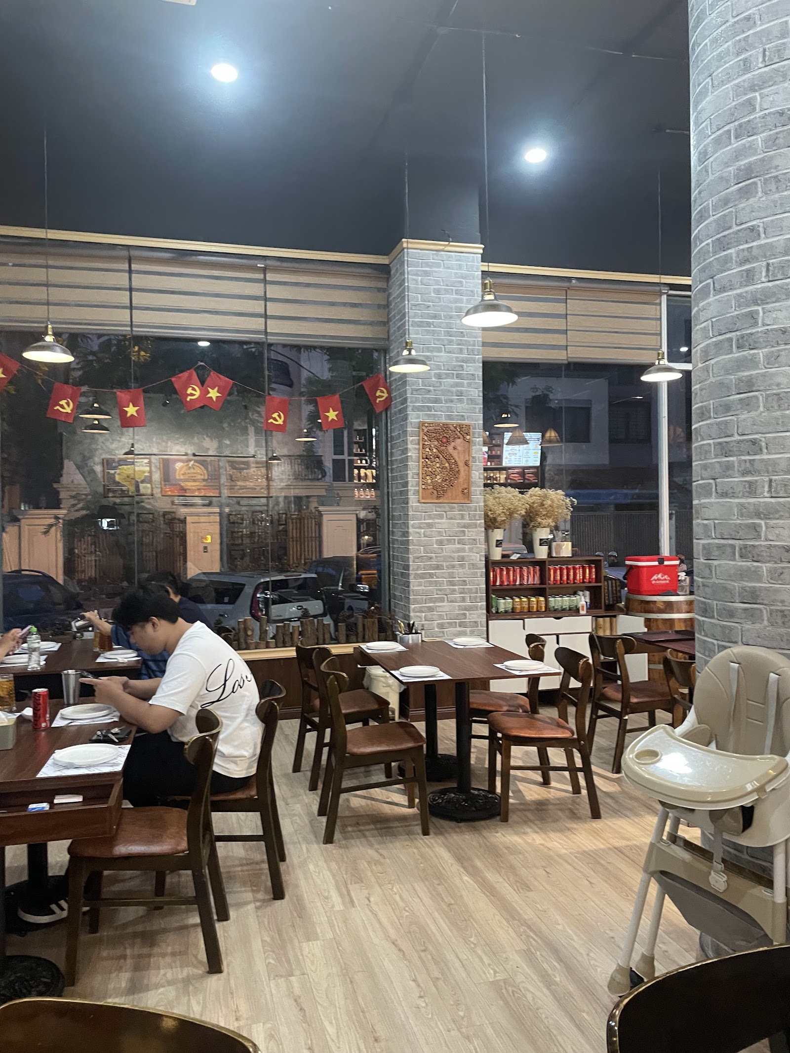 CTQ Texas BBQ – Cơ sở Yên Hòa – Không gian quán