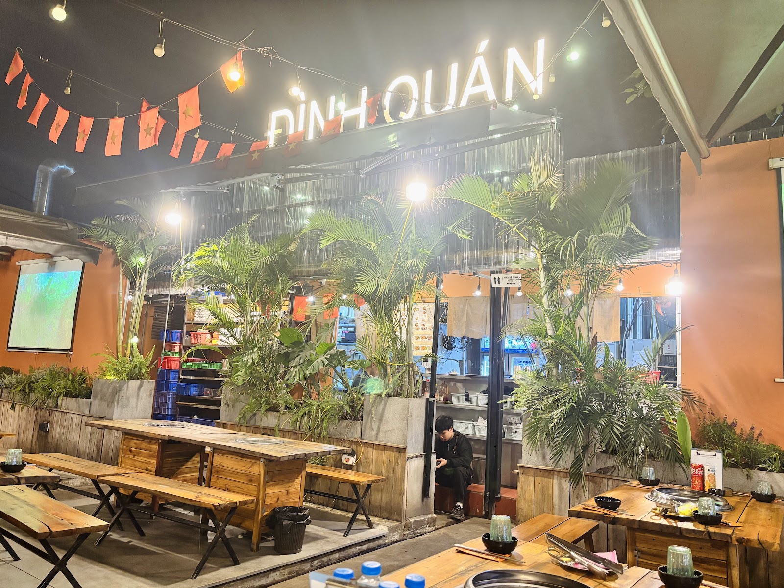 Đình Quán – Lẩu Nướng Than Hoa (91Y Võ Thị Sáu) – Không gian quán