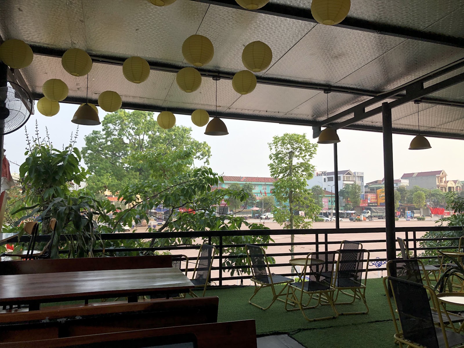 F5 Burger & Tea – Tiệm trà bờ hồ