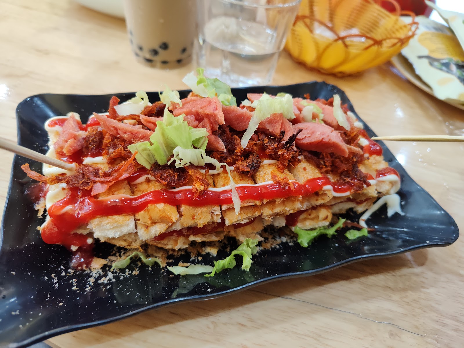 F5 Burger & Tea – Tiệm trà bờ hồ