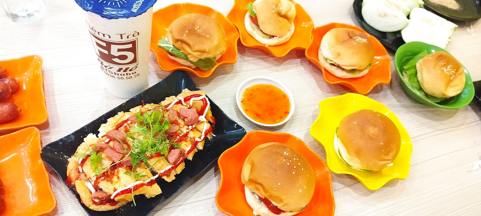 F5 Burger & Tea – Tiệm trà bờ hồ