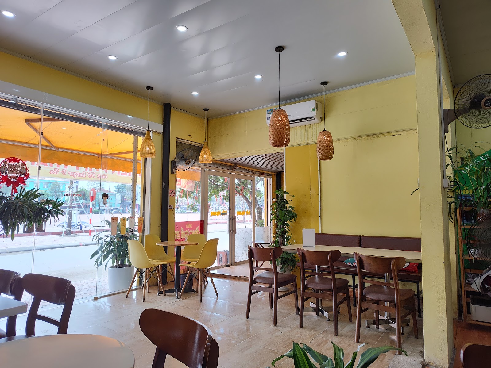 F5 Burger & Tea – Tiệm trà bờ hồ