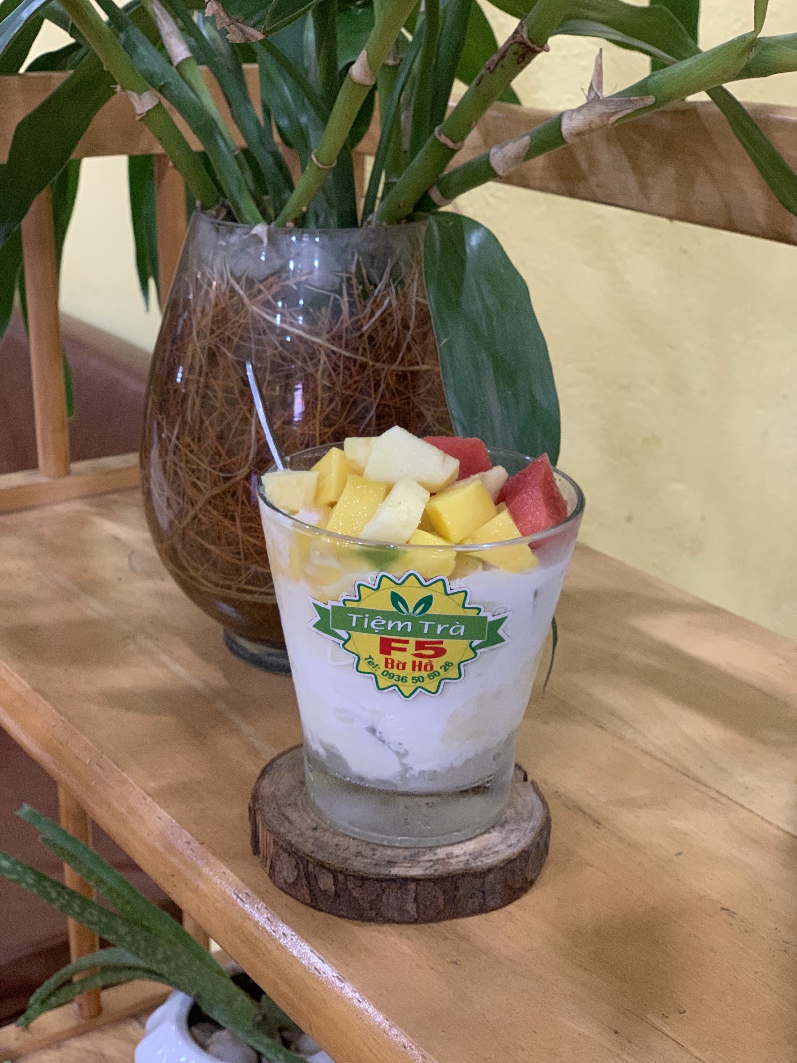 F5 Burger & Tea – Tiệm trà bờ hồ