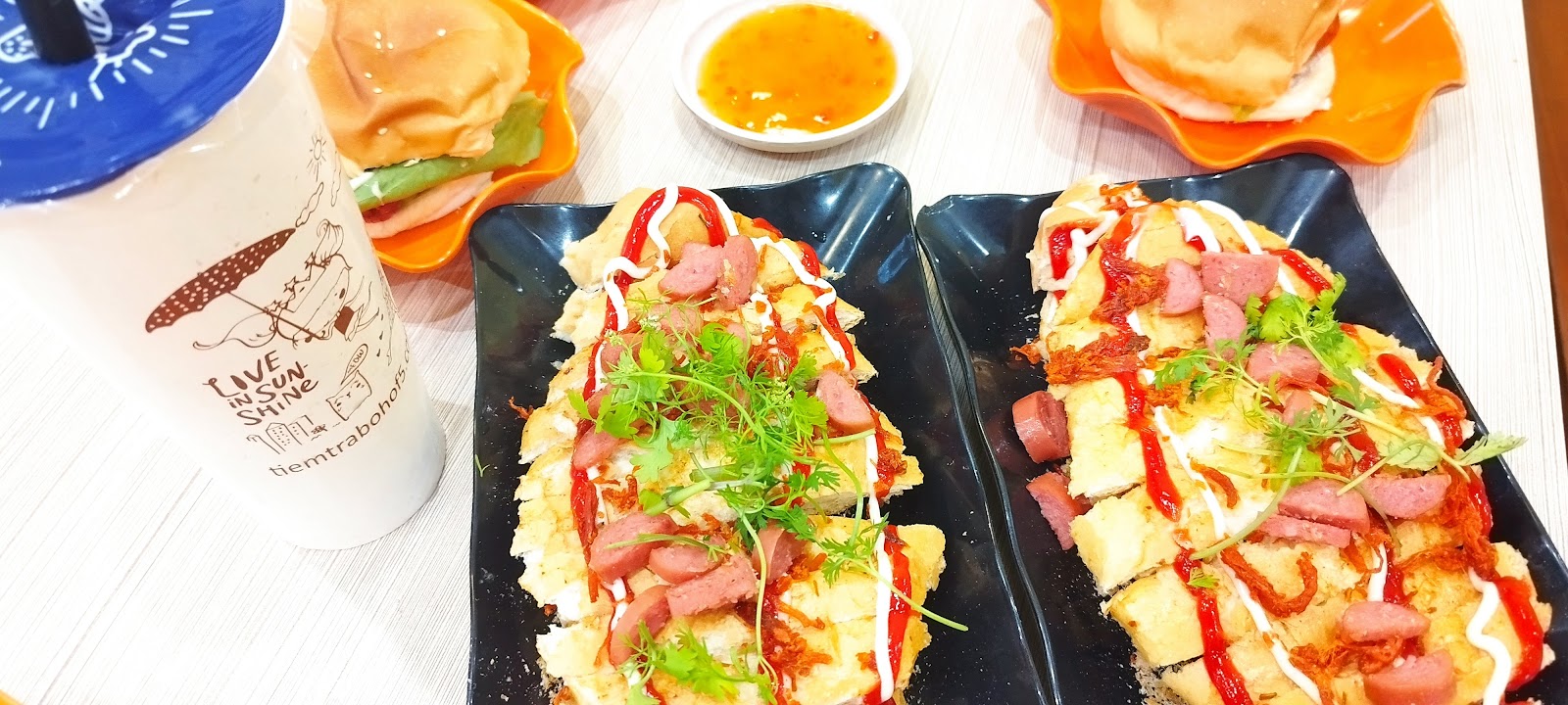 F5 Burger & Tea – Tiệm trà bờ hồ
