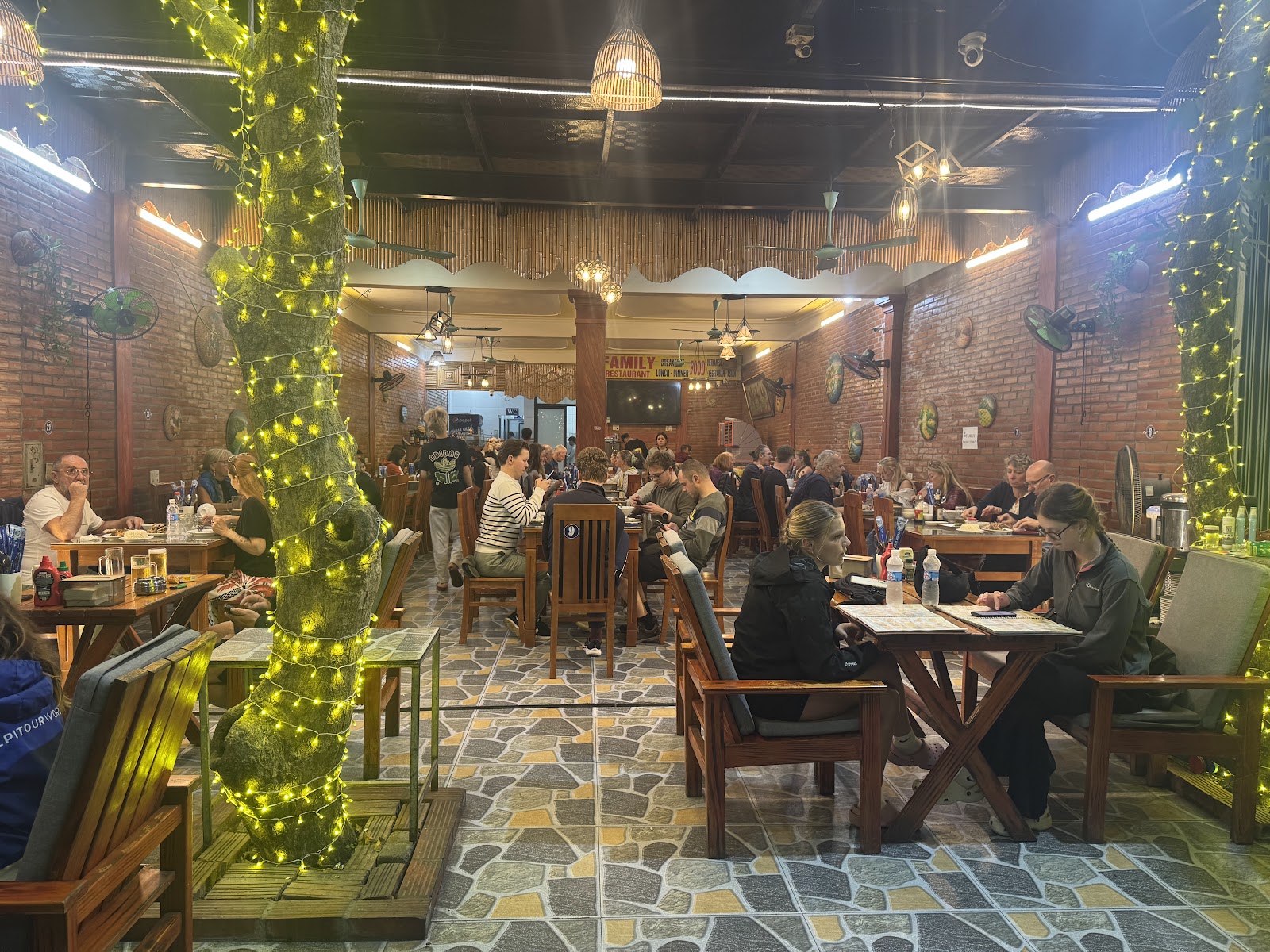 Family Restaurant – Không gian quán