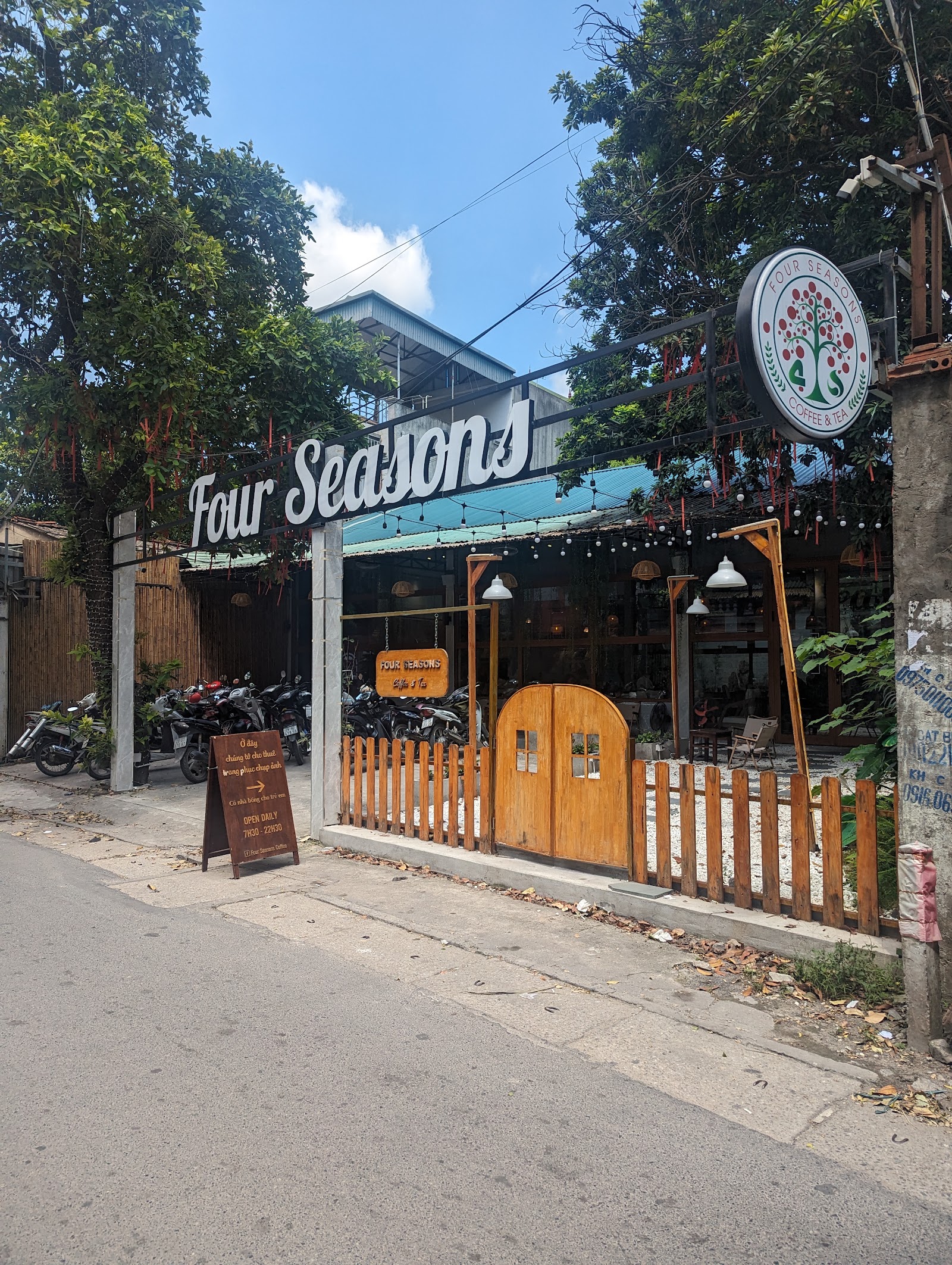 Four Seasons Coffee – Không gian quán
