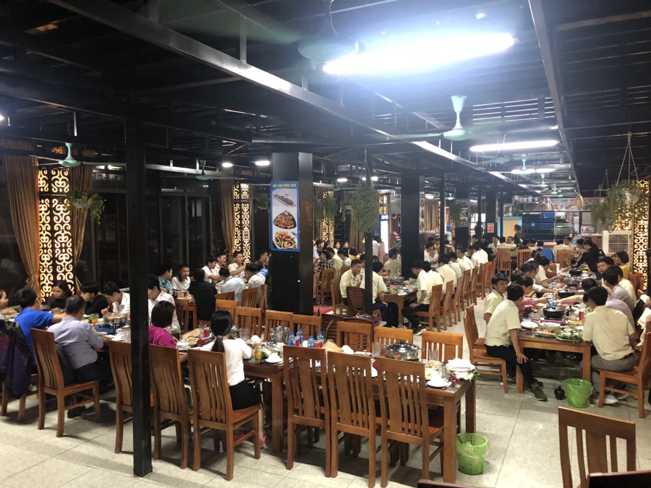 HẢI SẢN BẢO LONG – Không gian quán