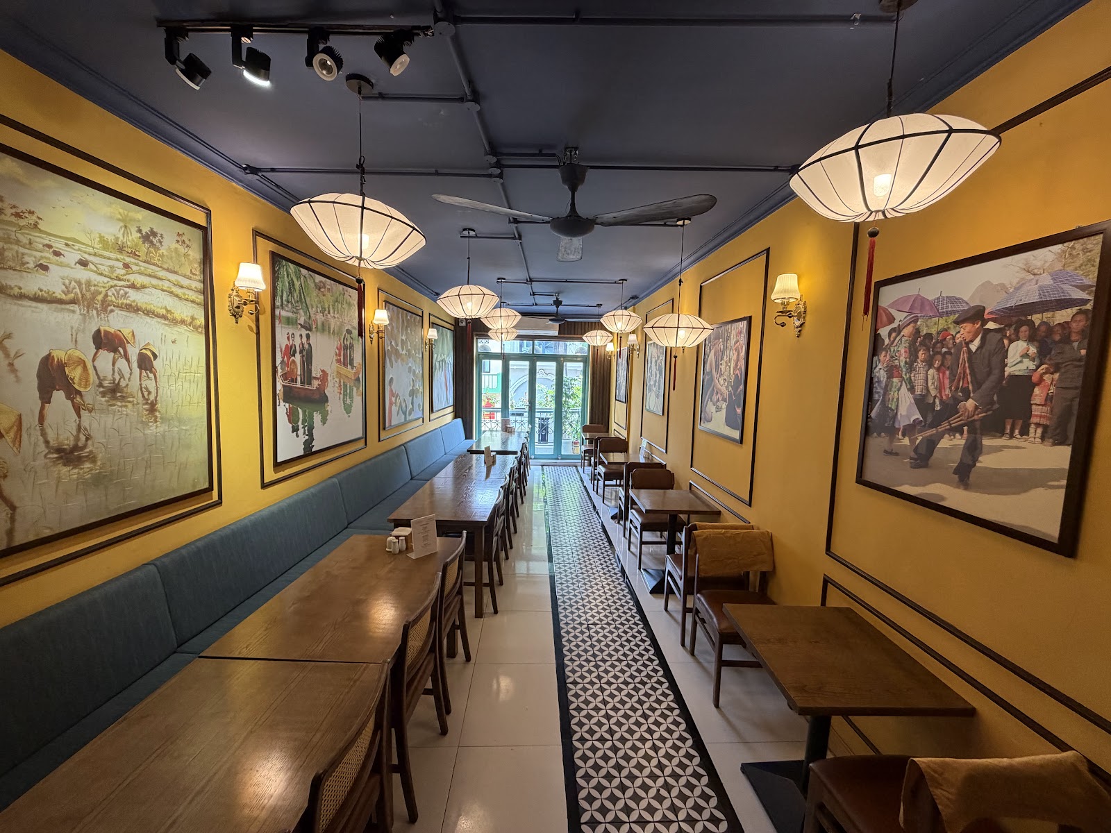Hanoi Downtown Restaurant & Cafe – Không gian quán