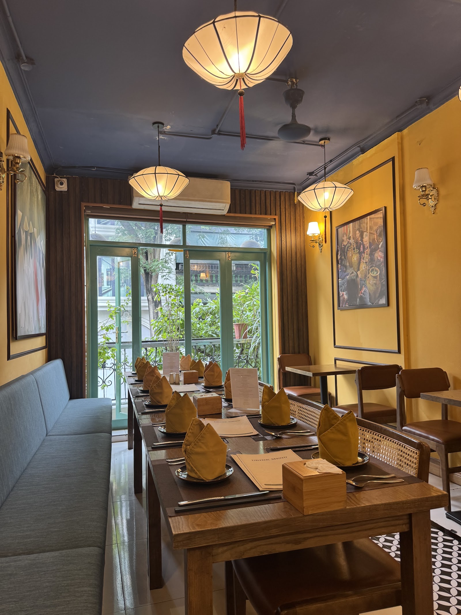 Hanoi Downtown Restaurant & Cafe – Không gian quán