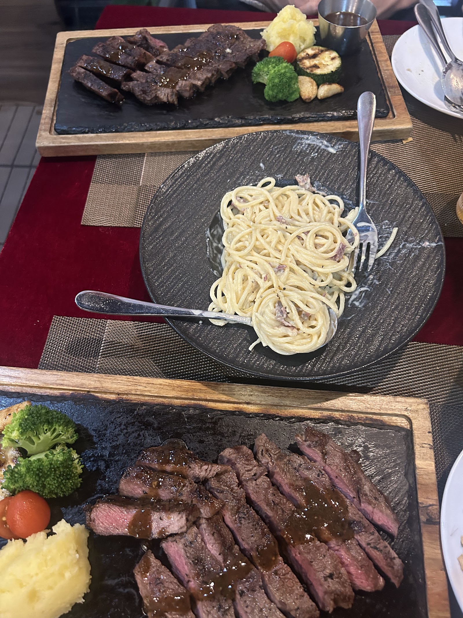 HI STEAK- 196 Hoàng Hoa Thám