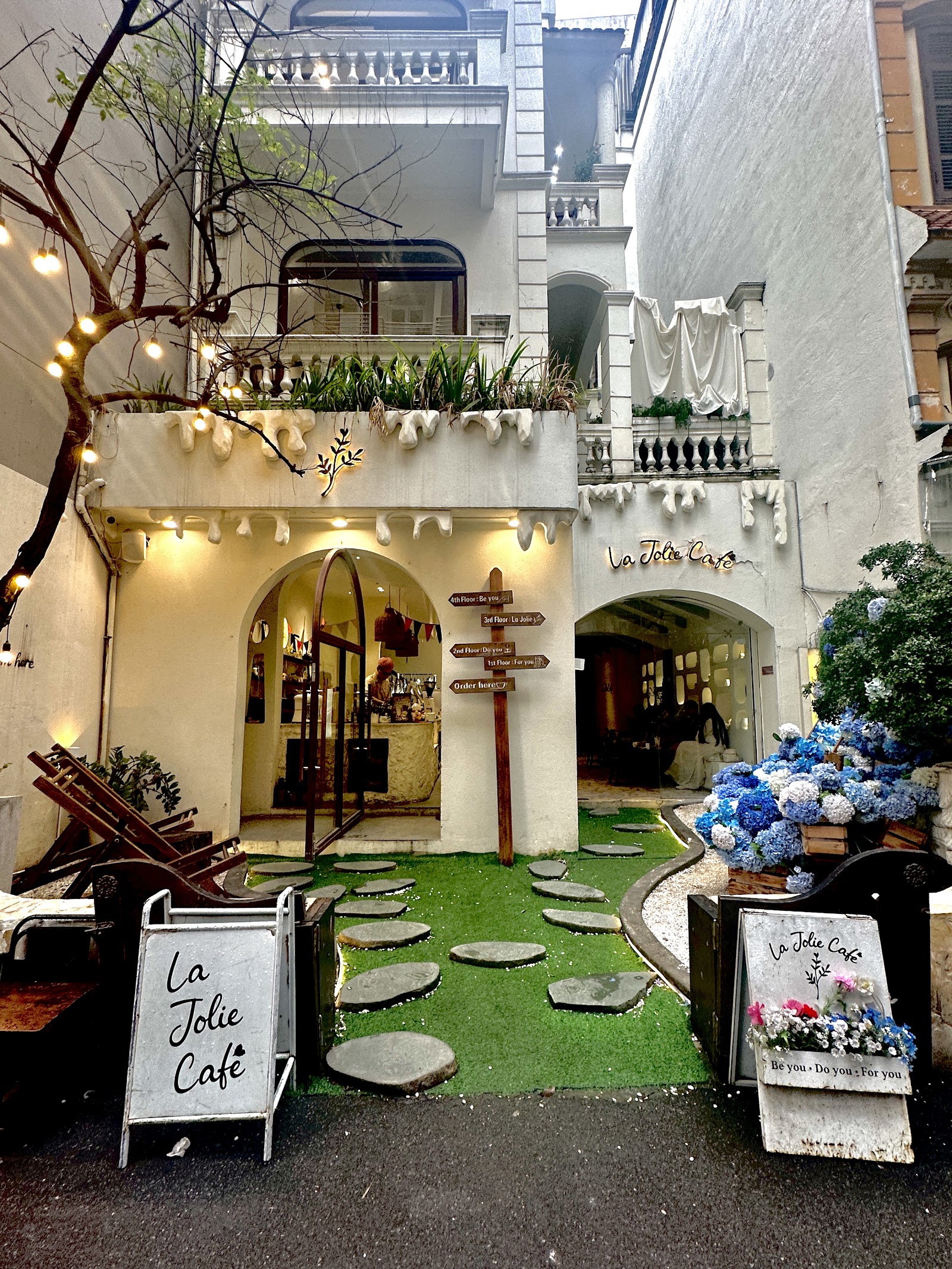 La Jolie Café