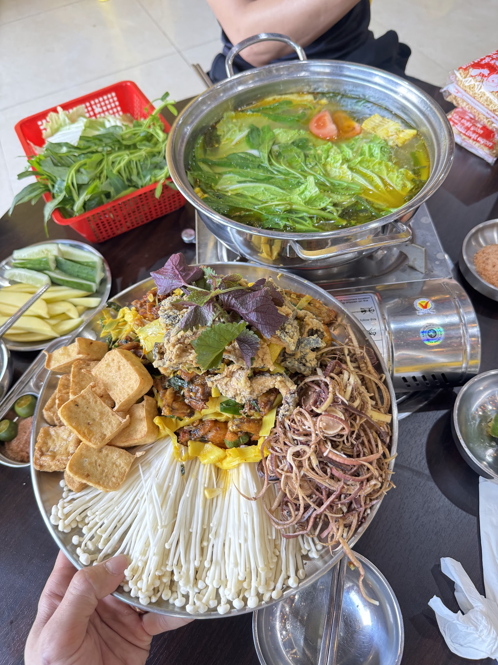 Lưu Đình Hữu - Bò nướng than hoa & Lẩu Thái Tomyum