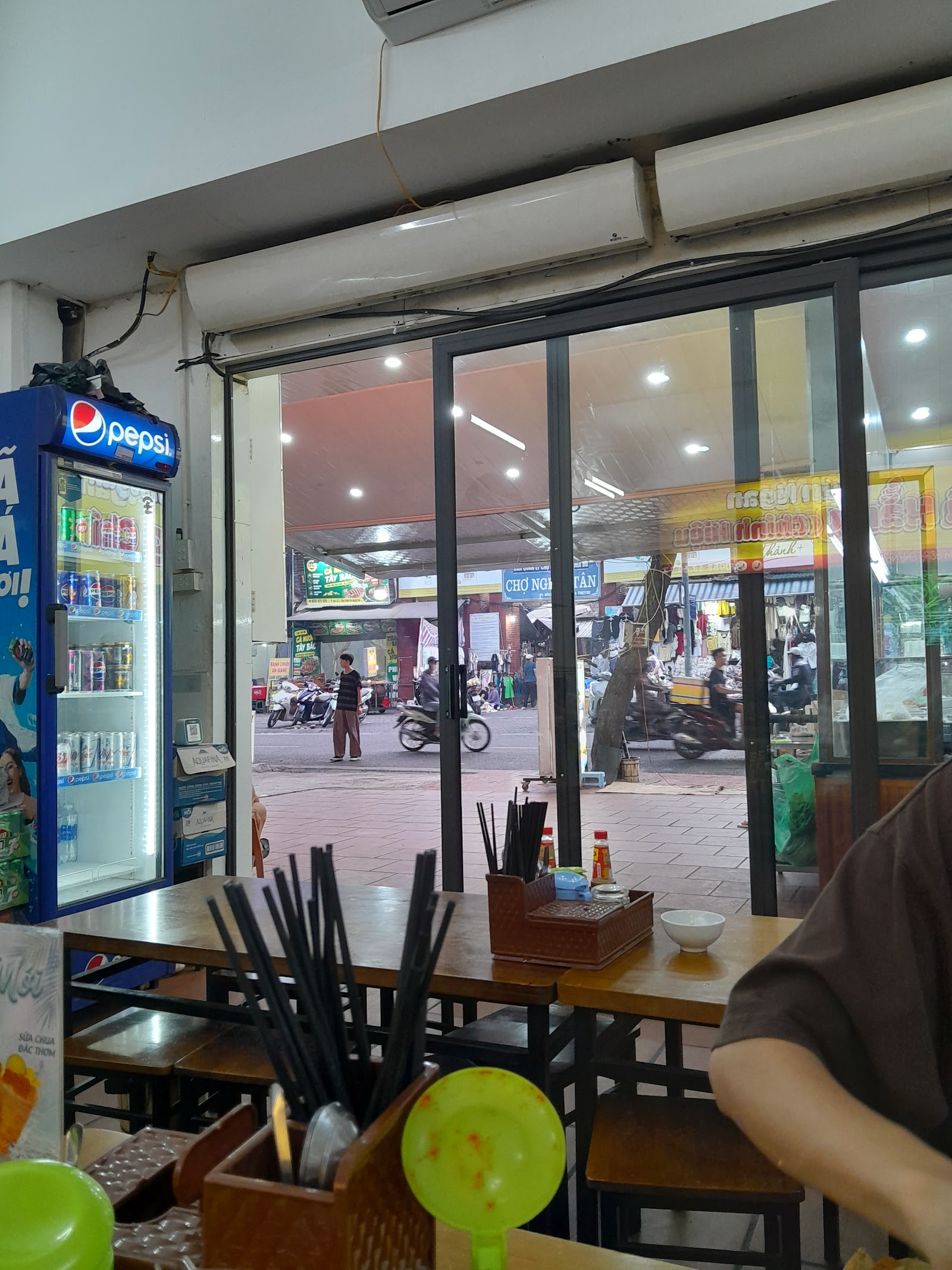 Nem Nướng Nha Trang Cô Lê – Không gian quán