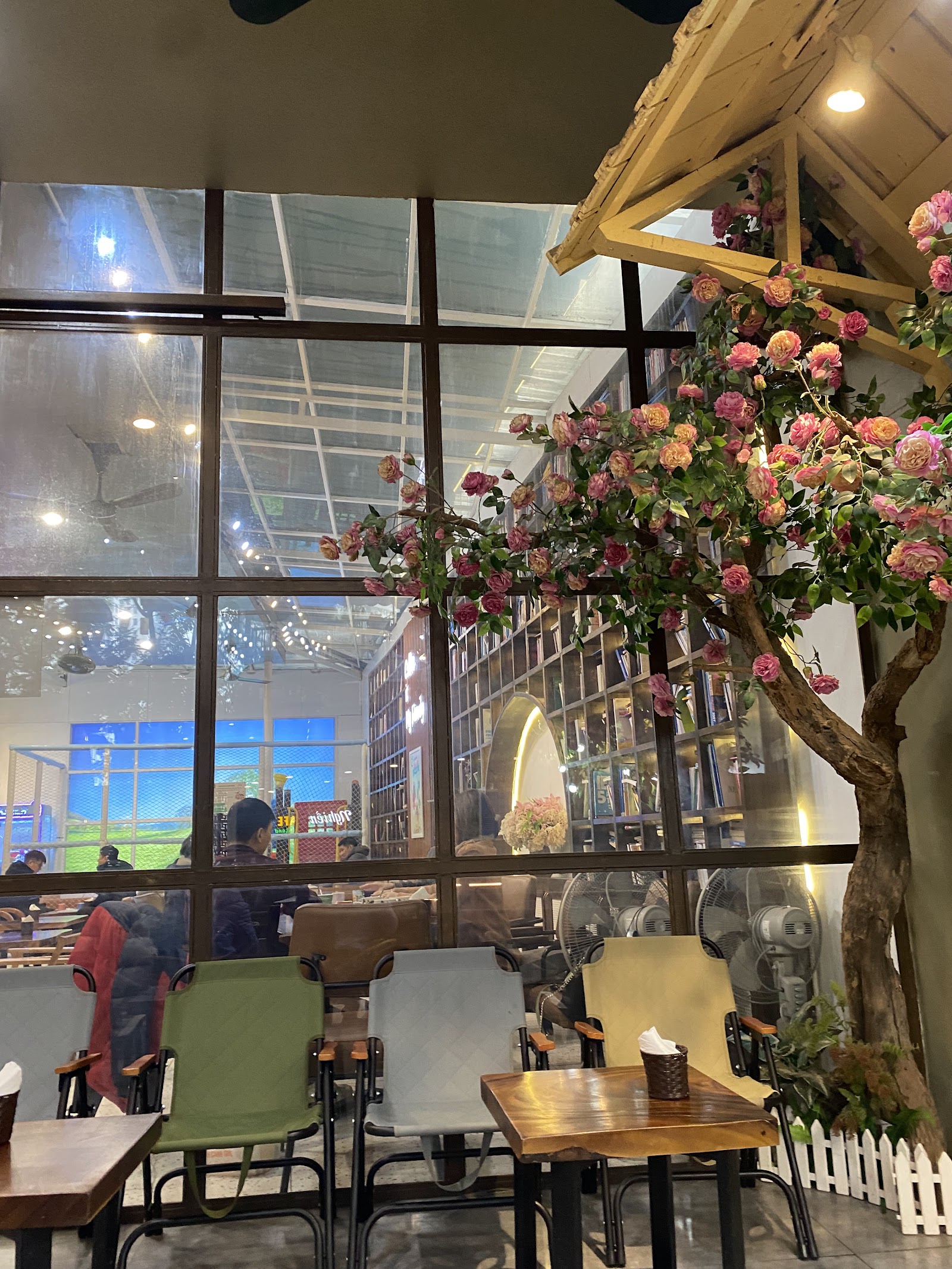 Nghiền CAFE KoiLand – Không gian quán