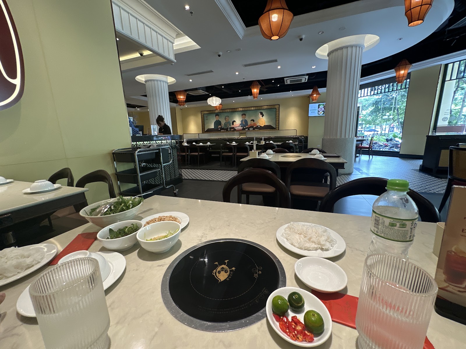 Nhà Hàng Chả Cá Hàng Sơn 17T4 – Không gian quán