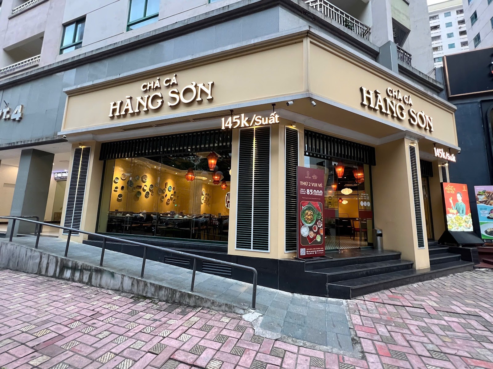 Nhà Hàng Chả Cá Hàng Sơn 17T4 – Không gian quán