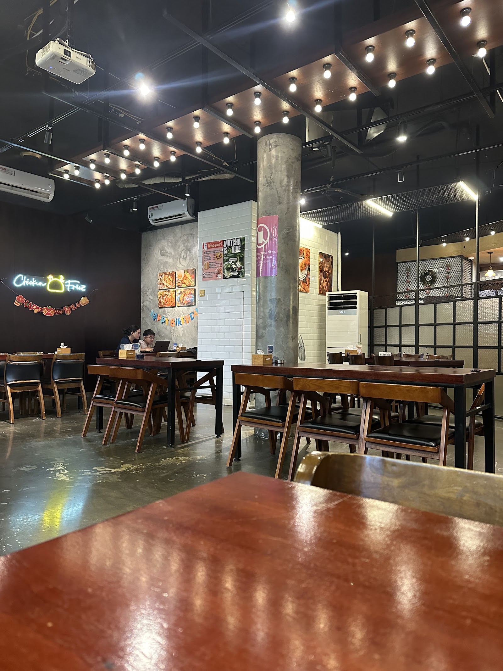 Nhà Hàng Chicken & Friez – Không gian quán