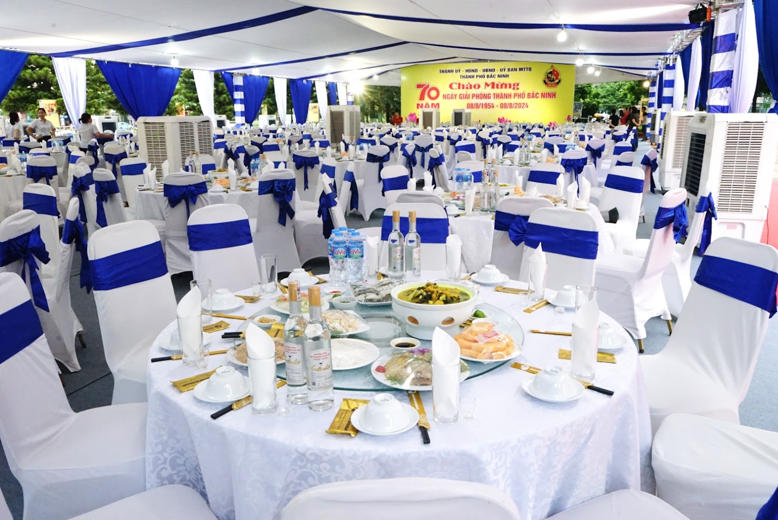 Nhà hàng Dolphin (Dolphin Restaurant)