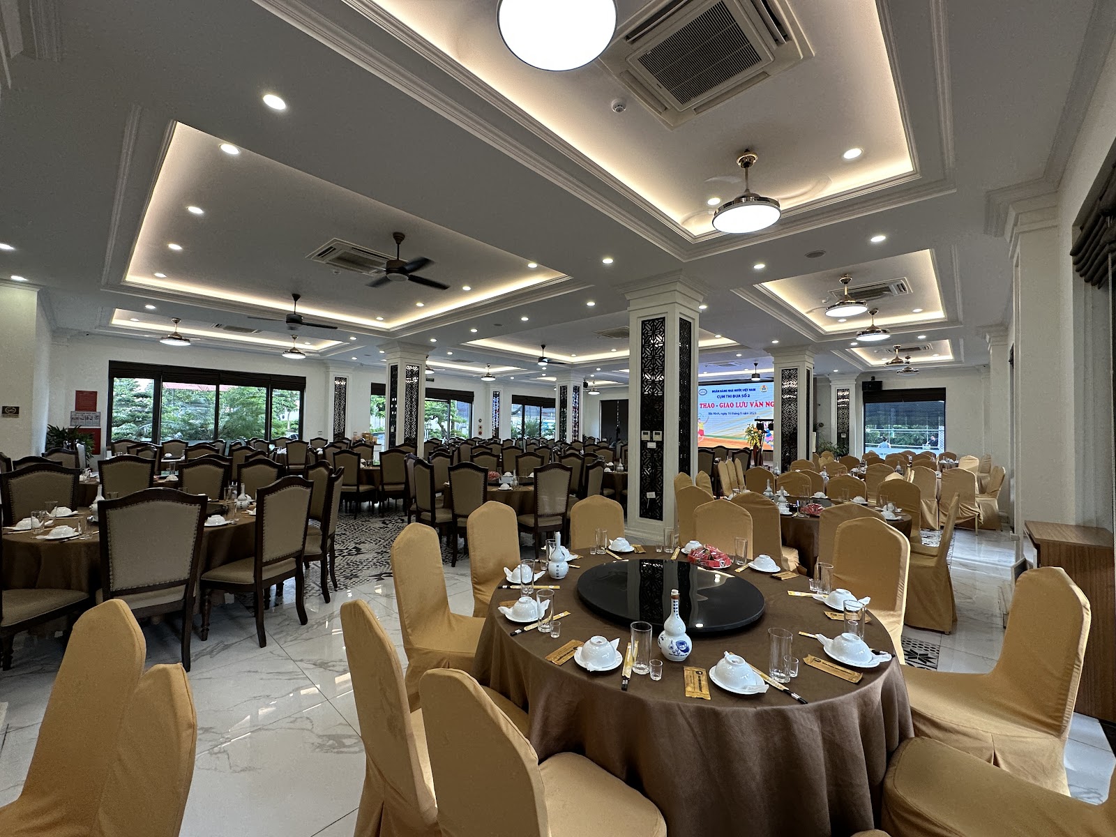 Nhà hàng Dolphin (Dolphin Restaurant)