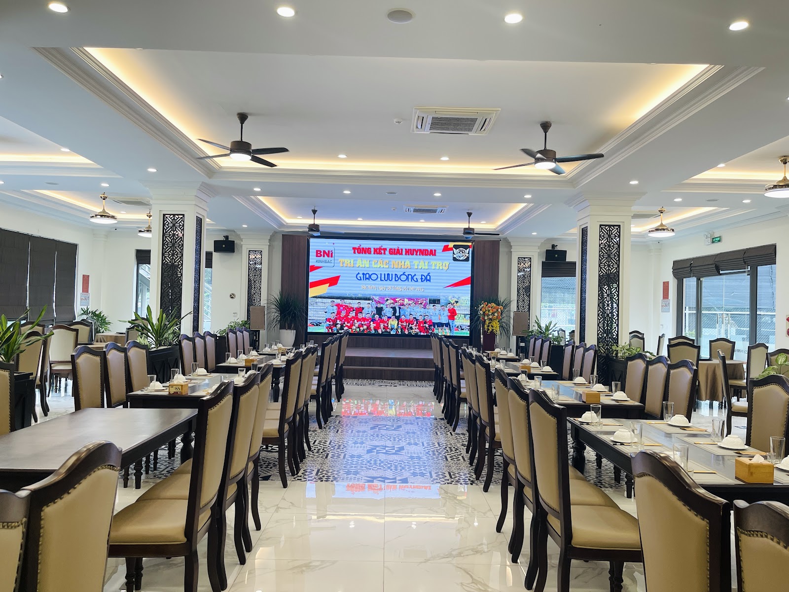 Nhà hàng Dolphin (Dolphin Restaurant)