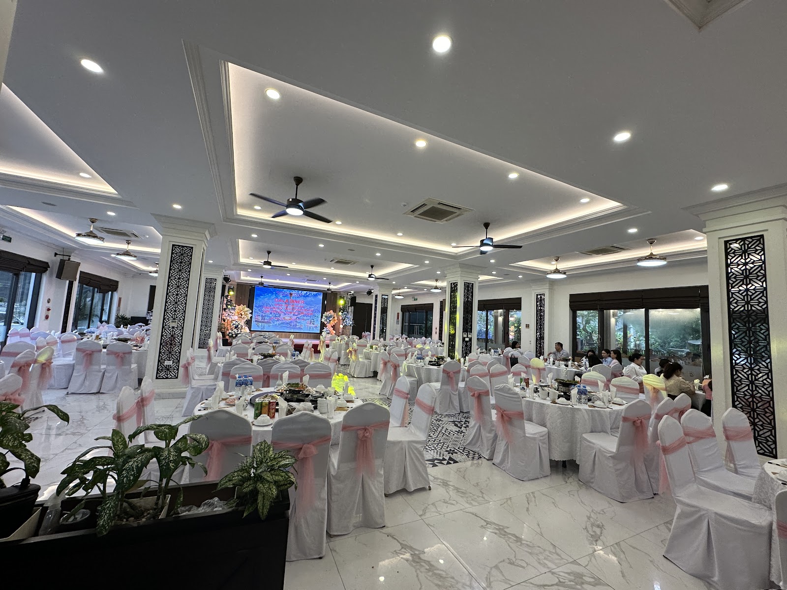 Nhà hàng Dolphin (Dolphin Restaurant)
