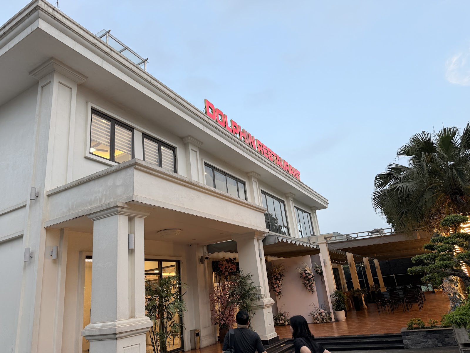 Nhà hàng Dolphin (Dolphin Restaurant)